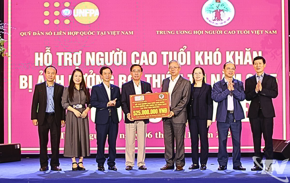 Przedstawiciel Centralnego Stowarzyszenia Osób Starszych udzielił wsparcia Stowarzyszeniu Osób Starszych prowincji Thai Nguyen.