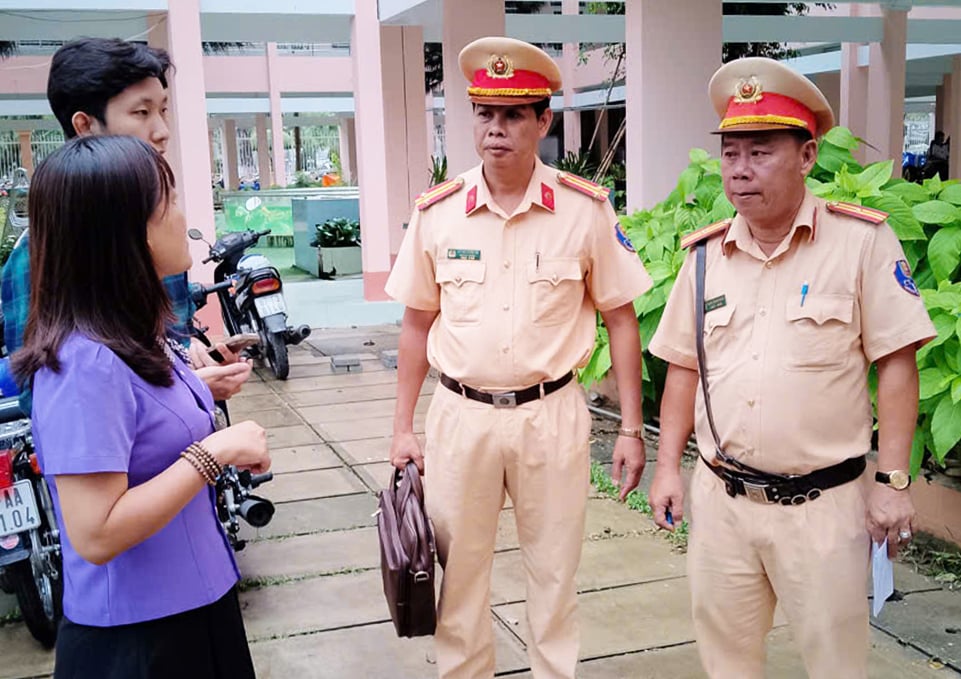 Hơn 840 trường hợp học sinh không đủ điều kiện điều khiển phương tiện đến trường Tổ công tác kiểm tra tại trường THPT chuyên Thoại Ngọc Hầu