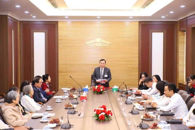 Ho Chi Minh-museet tar emot många värdefulla dokument och artefakter om farbror Ho - Foto 1. Bảo tàng Hồ Chí Minh tiếp nhận nhiều tài liệu, hiện vật quý về Bác Hồ - Ảnh 1.