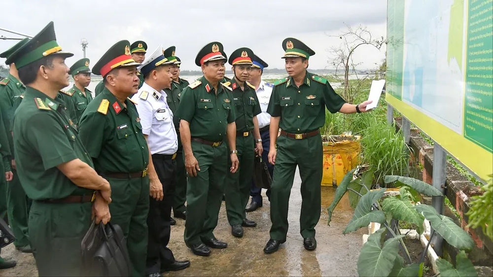 Arbetsgruppen inspekterade verkligheten vid Kenh Dai gränskontrollstation. Foto: PHUONG VU
