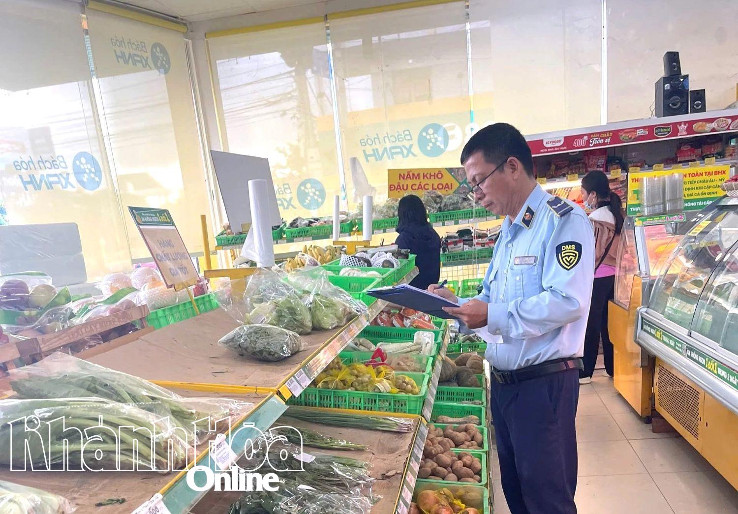 Forțele de management al pieței verifică și monitorizează prețurile mărfurilor dintr-un magazin.