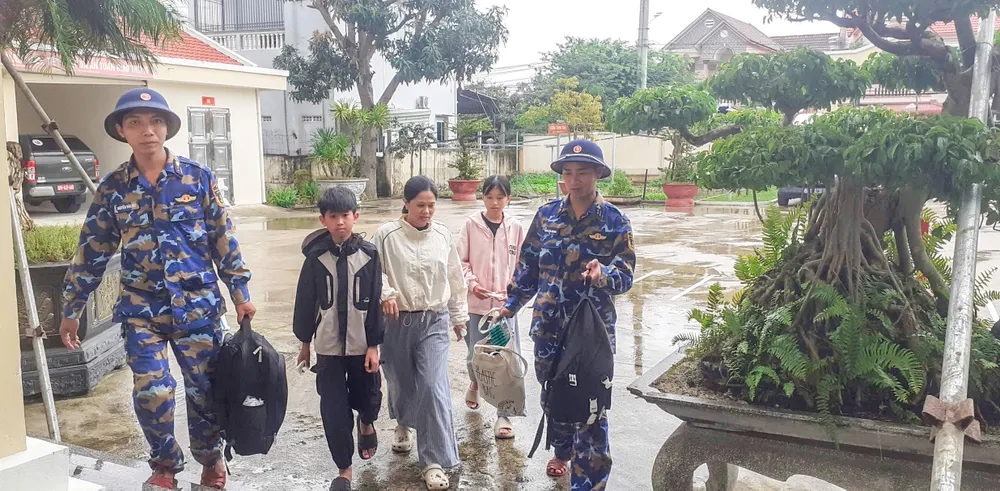 Soldații stației radar 555 primesc oameni pentru adăpost