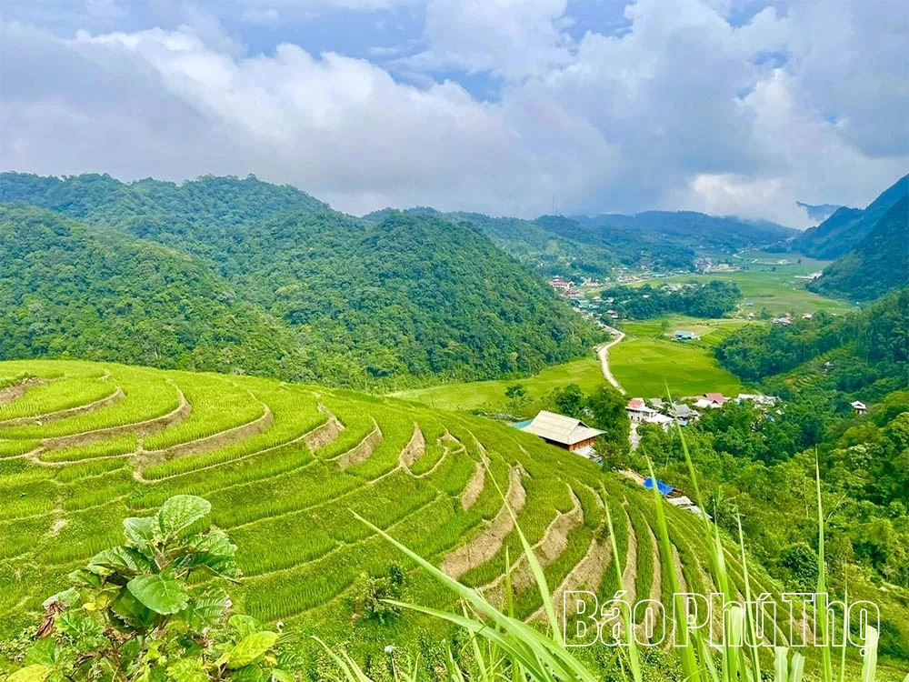 Wolken hangen boven de bergtoppen van Muongland