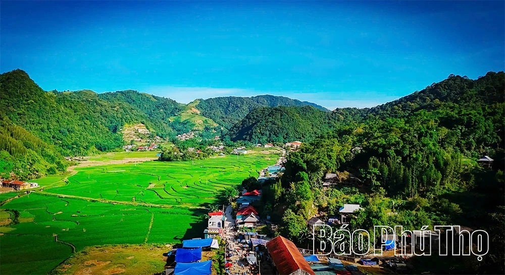 Wolken hangen boven de bergtoppen van Muongland