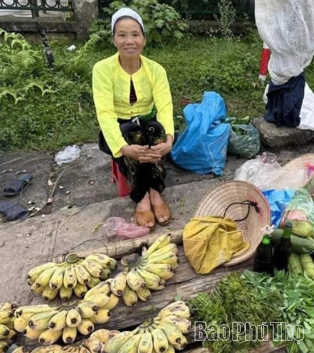 Wolken hangen boven de bergtoppen van Muongland