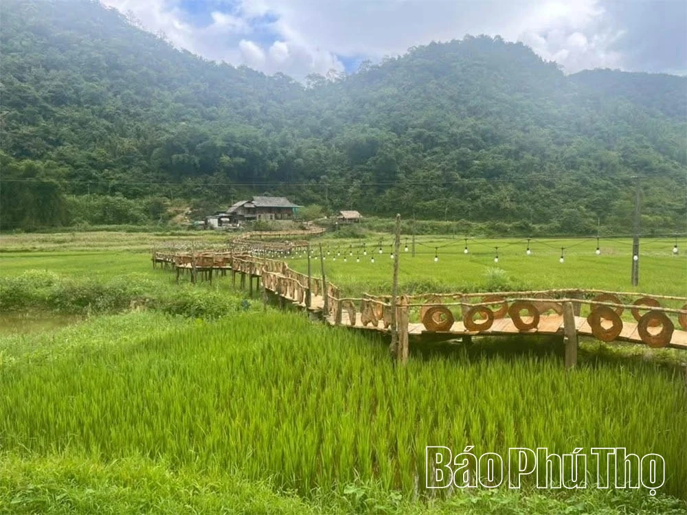 Wolken hangen boven de bergtoppen van Muongland