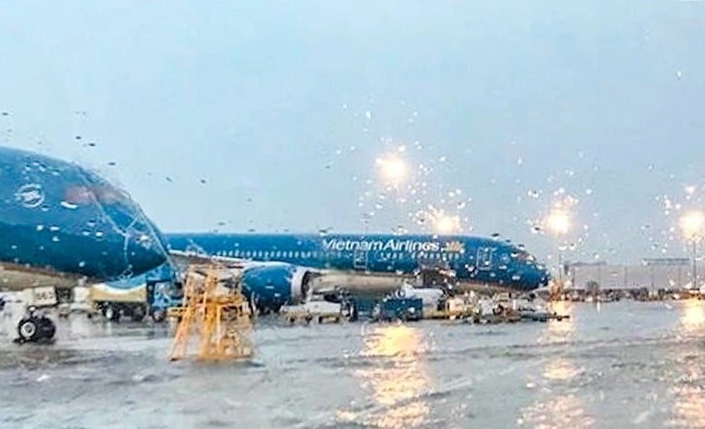 तूफान कालमेगी के आने से पहले 6 हवाई अड्डे अस्थायी रूप से बंद, कई उड़ानें रद्द - फोटो 1. 6 sân bay tạm đóng cửa, hàng loạt chuyến bay bị hủy trước khi bão Kalmaegi đổ bộ- Ảnh 1.