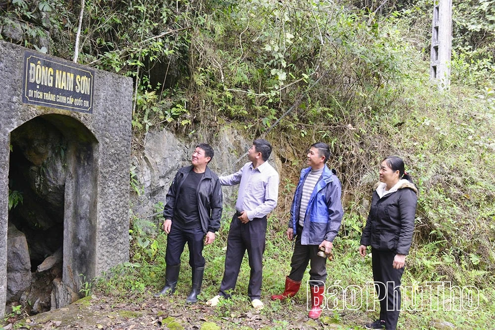 Wolken hangen boven de bergtoppen van Muongland