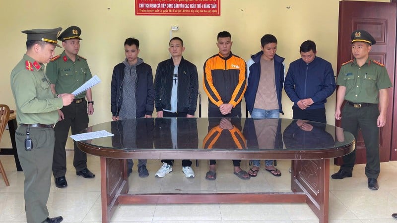 La Agencia de Investigación de Seguridad y la Policía Provincial de Tuyen Quang leyeron la decisión de procesar y detener temporalmente a los sujetos.