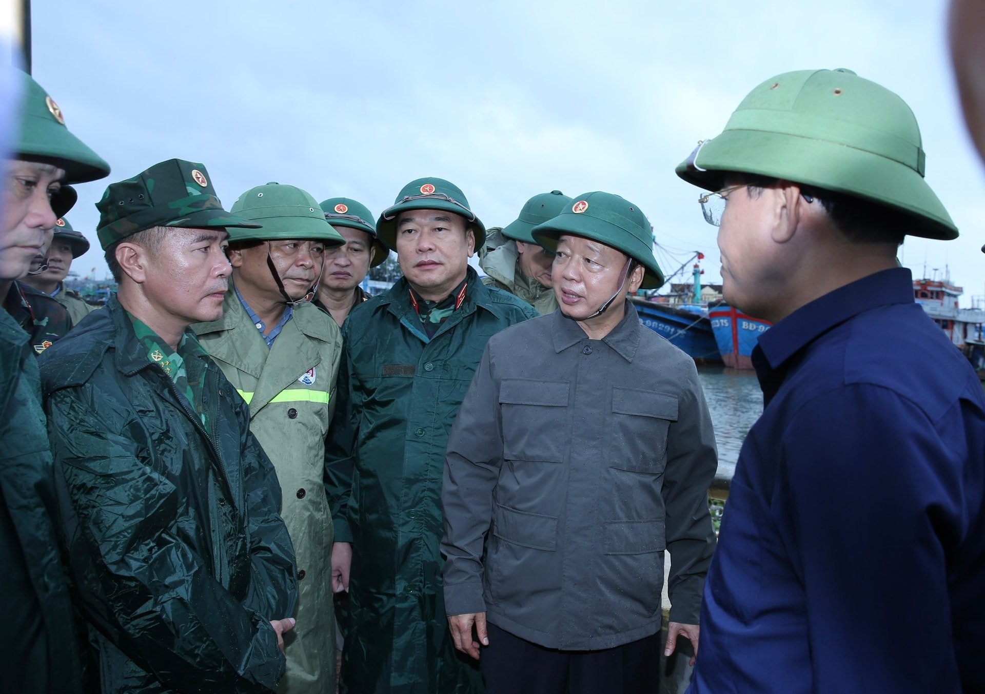 תגובת חירום לסופה מספר 13: כל הכוחות חייבים להיות בתפקיד, כל התוכניות חייבות להיות מוכנות - תמונה 3. Ứng phó khẩn cấp với bão số 13: Mọi lực lượng phải trực chiến, mọi phương án phải sẵn sàng- Ảnh 3.