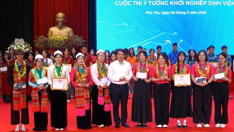 Організаційний комітет нагородив команди-учасники конкурсу студентських креативних стартапів призами.