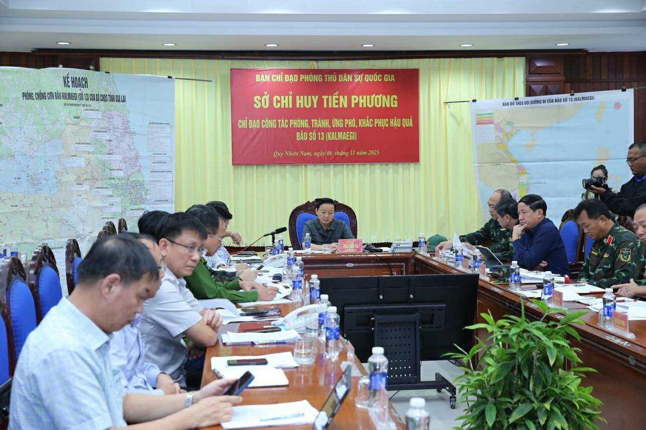 תגובת חירום לסופה מספר 13: כל הכוחות חייבים להיות בתפקיד, כל התוכניות חייבות להיות מוכנות - תמונה 9. Ứng phó khẩn cấp với bão số 13: Mọi lực lượng phải trực chiến, mọi phương án phải sẵn sàng- Ảnh 9.