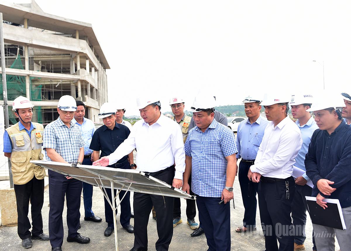 ທ່ານປະທານຄະນະກຳມະການປະຊາຊົນແຂວງ Phan Huy Ngoc ໄດ້ລົງກວດກາສະຖານທີ່ໂຄງການໂຮງໝໍສາມັນແຂວງ Tuyen Quang.