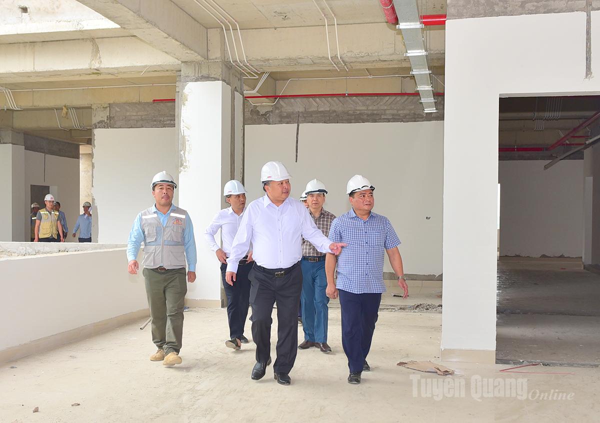 ທ່ານປະທານຄະນະກຳມະການປະຊາຊົນແຂວງ Phan Huy Ngoc ໄດ້ລົງກວດກາສະຖານທີ່ໂຄງການໂຮງໝໍສາມັນແຂວງ Tuyen Quang.