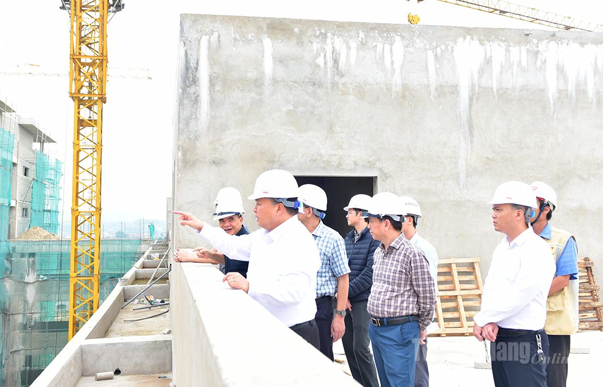 ທ່ານປະທານຄະນະກຳມະການປະຊາຊົນແຂວງ Phan Huy Ngoc ໄດ້ລົງກວດກາເຂດກໍ່ສ້າງໂຮງໝໍສາມັນແຂວງ Tuyen Quang.