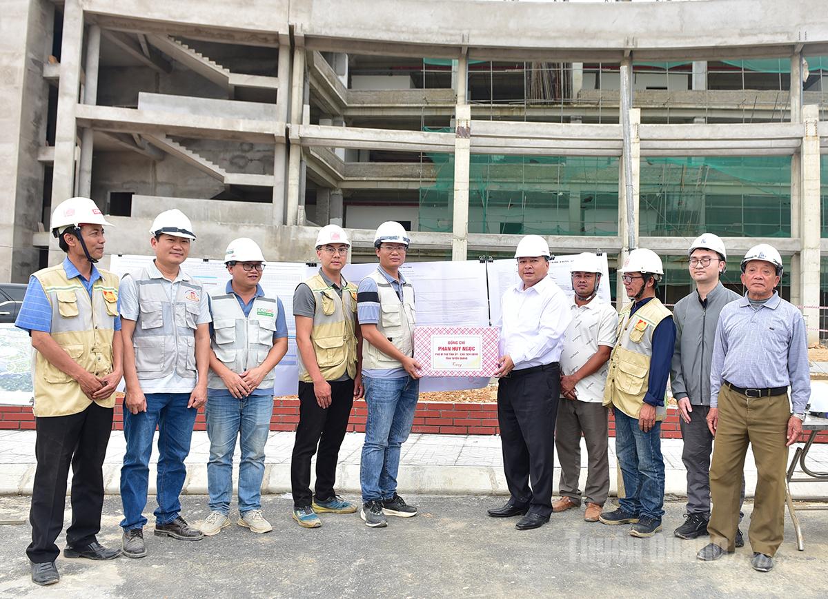 ທ່ານປະທານຄະນະກຳມະການປະຊາຊົນແຂວງ Phan Huy Ngoc ໄດ້ມອບຂອງຂວັນ ແລະ ໃຫ້ກຳລັງໃຈພະນັກງານວິຊາການ ແລະ ຄົນງານທີ່ເຮັດວຽກຢູ່ເຂດກໍ່ສ້າງ.