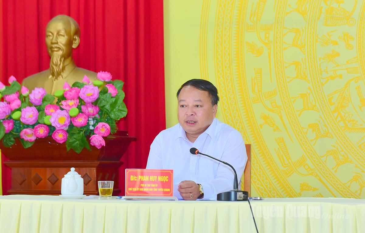 ສິ້ນສຸດການເຮັດວຽກ, ທ່ານປະທານຄະນະກຳມະການປະຊາຊົນແຂວງ ຟານຮຸຍງອກ ໄດ້ຮຽກຮ້ອງໃຫ້ບັນດາຫົວໜ່ວຍມີຄວາມມານະພະຍາຍາມກວ່າ, ລະດົມກຳລັງແຮງຂອງຕົນເພື່ອເລັ່ງລັດຜັນຂະຫຍາຍການກໍ່ສ້າງ ແລະ ຜັນຂະຫຍາຍໂຄງການ.