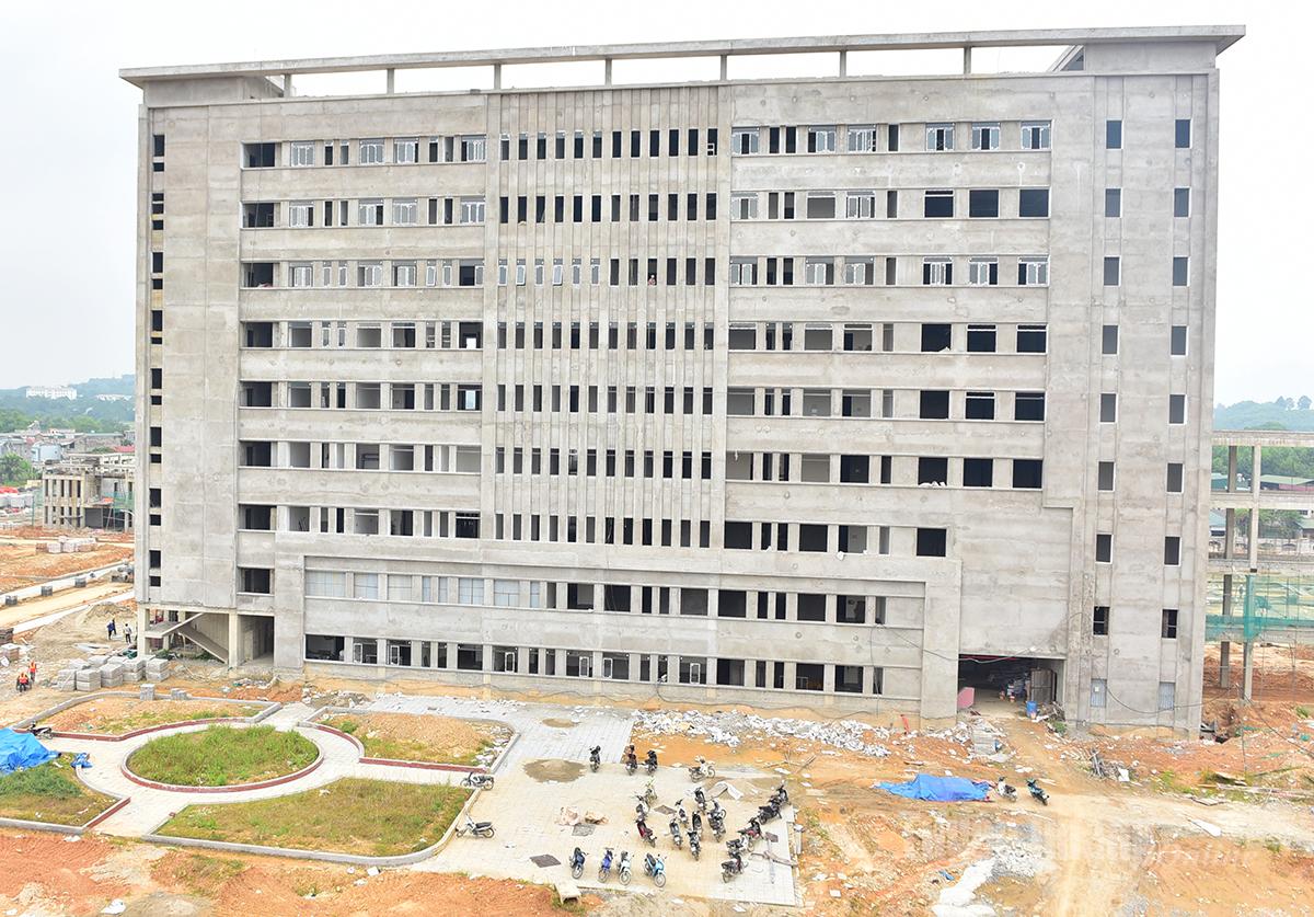 ລາຍການໂຄງການແມ່ນກໍາລັງເລັ່ງໂດຍຜູ້ຮັບເໝົາ.