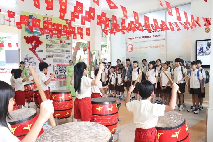 हो ची मिन्ह सिटी के प्राथमिक विद्यालय का सिंगापुर और कोरिया के विद्यालयों के साथ अंतर्राष्ट्रीय आदान-प्रदान है - फोटो 1. Trường tiểu học ở TP.HCM giao lưu quốc tế với các trường Singapore, Hàn Quốc- Ảnh 1.