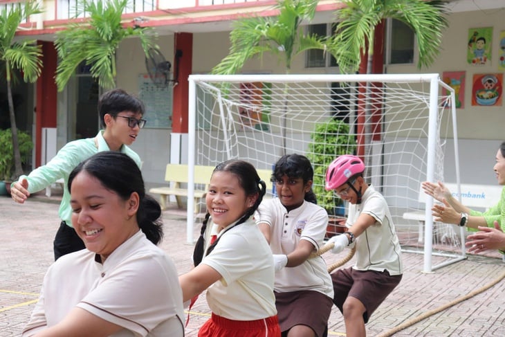 हो ची मिन्ह सिटी के प्राथमिक विद्यालय का सिंगापुर और कोरिया के विद्यालयों के साथ अंतर्राष्ट्रीय आदान-प्रदान है - फोटो 3. Trường tiểu học ở TP.HCM giao lưu quốc tế với các trường Singapore, Hàn Quốc - Ảnh 3.