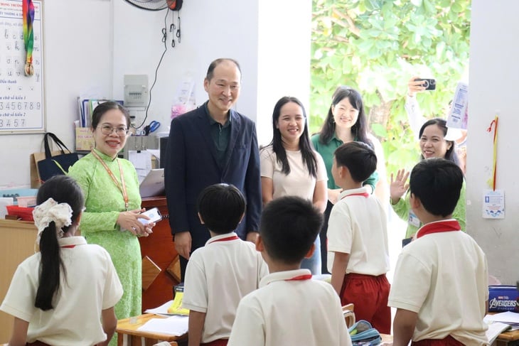 हो ची मिन्ह सिटी के प्राथमिक विद्यालय का सिंगापुर और कोरिया के विद्यालयों के साथ अंतर्राष्ट्रीय आदान-प्रदान है - फोटो 5. Trường tiểu học ở TP.HCM giao lưu quốc tế với các trường Singapore, Hàn Quốc - Ảnh 5.