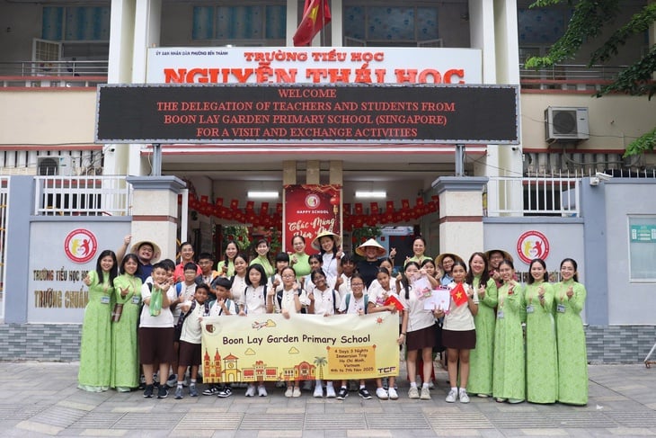 हो ची मिन्ह सिटी के प्राथमिक विद्यालय का सिंगापुर और कोरिया के विद्यालयों के साथ अंतर्राष्ट्रीय आदान-प्रदान है - फोटो 8. Trường tiểu học ở TP.HCM giao lưu quốc tế với các trường Singapore, Hàn Quốc - Ảnh 8.