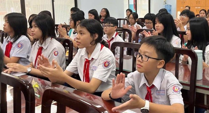 ہو چی منہ شہر کا ایک اسکول طوفان کلمیگی اور تیز لہروں سے بچنے کے لیے چھٹی کے وقت کو ایڈجسٹ کر رہا ہے - تصویر 1۔ Một trường ở TP.HCM điều chỉnh giờ tan học tránh bão Kalmaegi và triều cường - Ảnh 1.