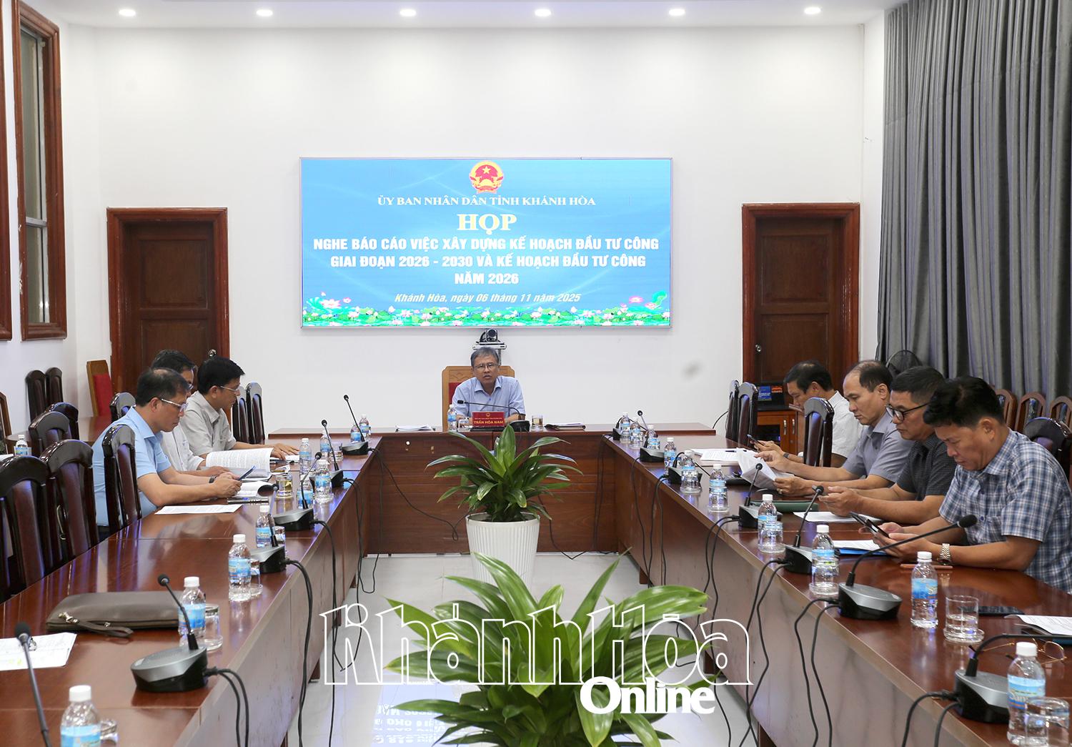 Kamerad Tran Hoa Nam - Wakil Ketua Komite Rakyat Provinsi memimpin rapat.