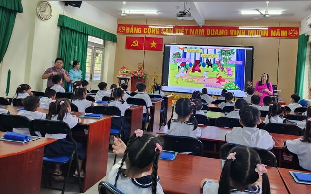 Phụ huynh tiểu học TP.HCM bất ngờ: Trong tiết tiếng Việt có âm nhạc, thể dục - Ảnh 1.