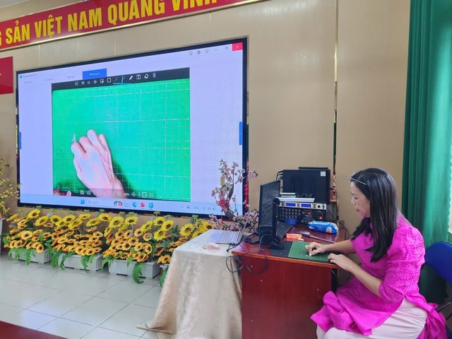 Phụ huynh tiểu học TP.HCM bất ngờ: Trong tiết tiếng Việt có âm nhạc, thể dục - Ảnh 2.