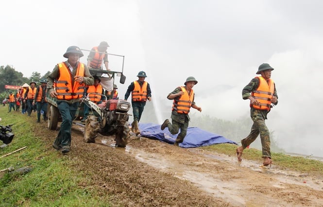 ແຕ່ລະປີ, ບັນດາທ້ອງຖິ່ນໄດ້ຈັດຕັ້ງການຊ້ອມຮົບປ້ອງກັນ ແລະ ຄວບຄຸມໄພພິບັດ ເພື່ອຕອບໂຕ້ຢ່າງຕັ້ງໜ້າຕໍ່ສະພາບການທີ່ບໍ່ດີທີ່ອາດຈະເກີດຂຶ້ນ. ພາບ: ໜັງສືພິມ ໄທຫງວຽນ.