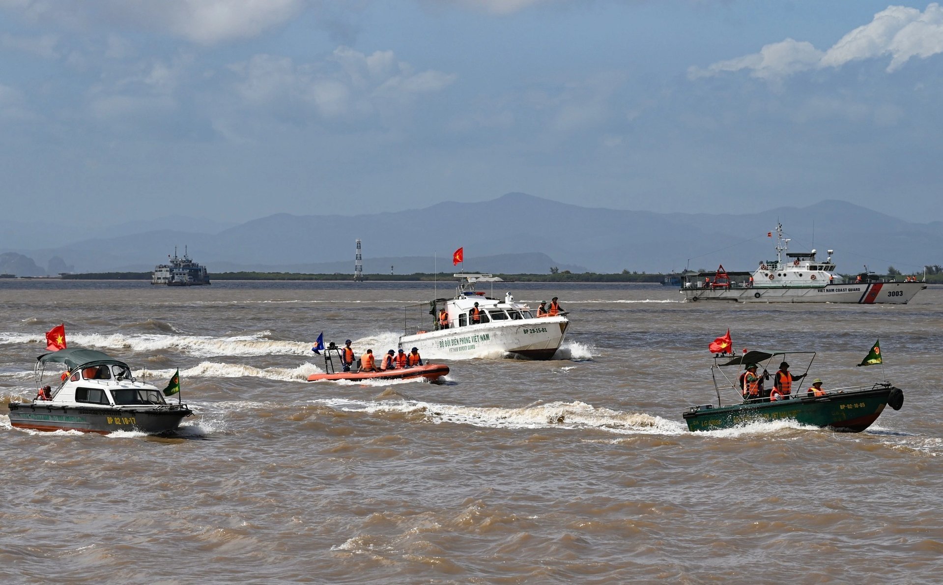 ບັນດາກຳລັງກູ້ໄພ ແລະ ເຄື່ອງຊ່ວຍເຫຼືອຂອງຫວຽດນາມ ໃນສະພາບໄພທຳມະຊາດນັບມື້ນັບເປັນອາຊີບ ແລະ ທັນສະໄໝ.