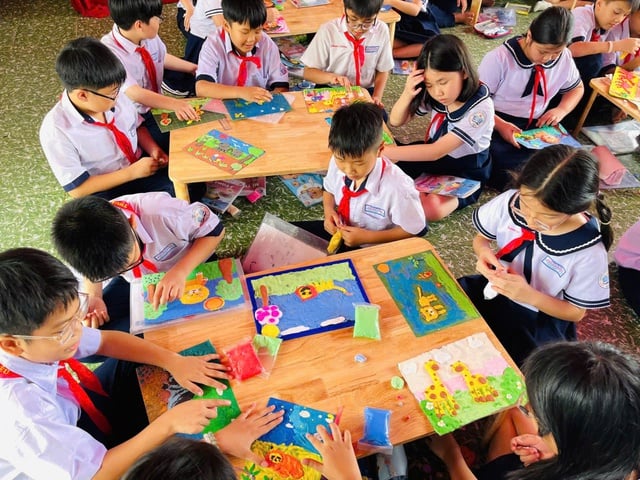 Phụ huynh tiểu học TP.HCM bất ngờ: Trong tiết tiếng Việt có âm nhạc, thể dục - Ảnh 5.