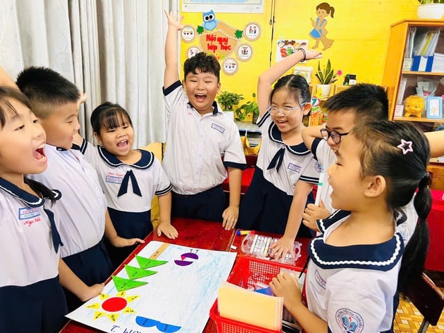 Phụ huynh tiểu học TP.HCM bất ngờ: Trong tiết tiếng Việt có âm nhạc, thể dục - Ảnh 6.