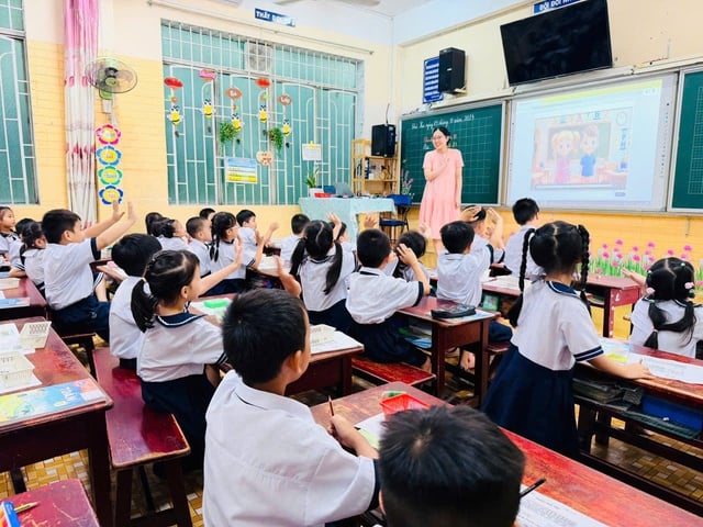 Phụ huynh tiểu học TP.HCM bất ngờ: Trong tiết tiếng Việt có âm nhạc, thể dục - Ảnh 8.