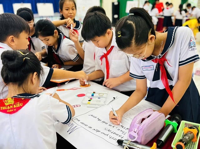 Phụ huynh tiểu học TP.HCM bất ngờ: Trong tiết tiếng Việt có âm nhạc, thể dục - Ảnh 12.