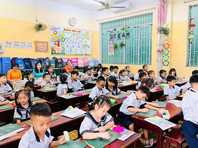 Phụ huynh tiểu học TP.HCM bất ngờ: Trong tiết tiếng Việt có âm nhạc, thể dục - Ảnh 14.