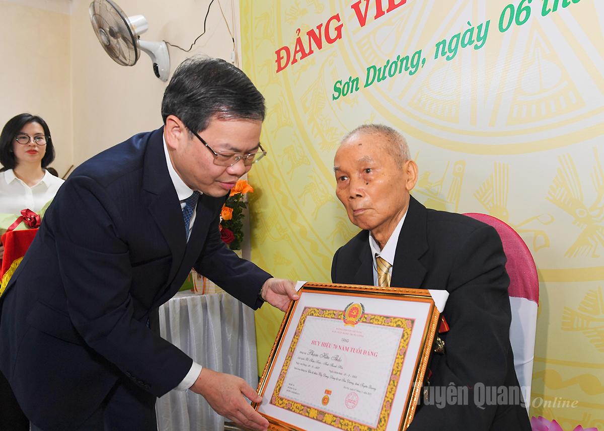 ສະຫາຍ ຫງວຽນວັນເຊີນ, ຮອງເລຂາຄະນະພັກແຂວງ, ປະທານສະພາປະຊາຊົນແຂວງ ໄດ້ມອບໃບຍ້ອງຍໍສະມາຊິກພັກ 70 ປີ ໃຫ້ທ່ານ ຟ້າມຮ່ວາທ້ວນ ສະມາຊິກພັກ.