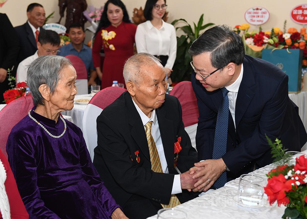 ສະຫາຍ ຫງວຽນວັນເຊີນ, ຮອງເລຂາຄະນະພັກແຂວງ, ປະທານສະພາປະຊາຊົນແຂວງ ໄດ້ຖາມຂ່າວກ່ຽວກັບສຸຂະພາບຂອງສະມາຊິກພັກ ຟ້າມຮ່ວາທ້ວນ.