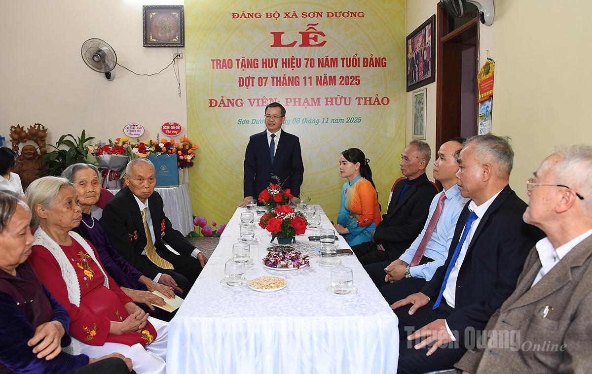 ສະຫາຍ ຫງວຽນວັນເຊີນ, ຮອງເລຂາຄະນະພັກແຂວງ, ປະທານສະພາປະຊາຊົນແຂວງ ກ່າວຄຳເຫັນທີ່ພິທີ.