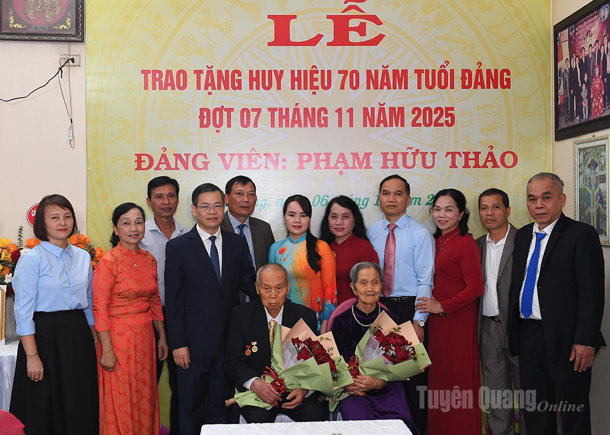 ສະຫາຍ ຫງວຽນວັນຊອນ, ຮອງເລຂາຄະນະພັກແຂວງ, ປະທານສະພາປະຊາຊົນແຂວງ, ການນຳຂອງຄະນະພັກເມືອງ ເຊີນເຢືອງ ແລະ ດົ່ງເທາະ ໄດ້ຖ່າຍຮູບກັບສະມາຊິກພັກ ຟ້າມຮ່ວາທ໋າ ແລະ ຄອບຄົວ.