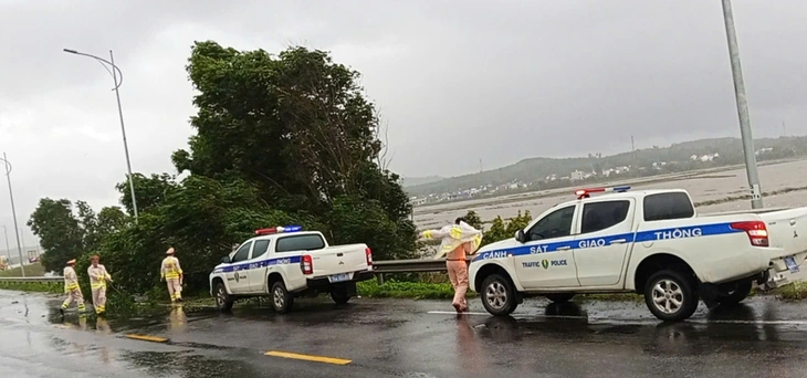 Furtuna Kalmaegi se apropie de uscat, marea Quy Nhon are valuri mai mari de 3 m - Fotografia 1. Bão Kalmaegi áp sát đất liền, biển Quy Nhơn nổi sóng cao hơn 3m - Ảnh 1.