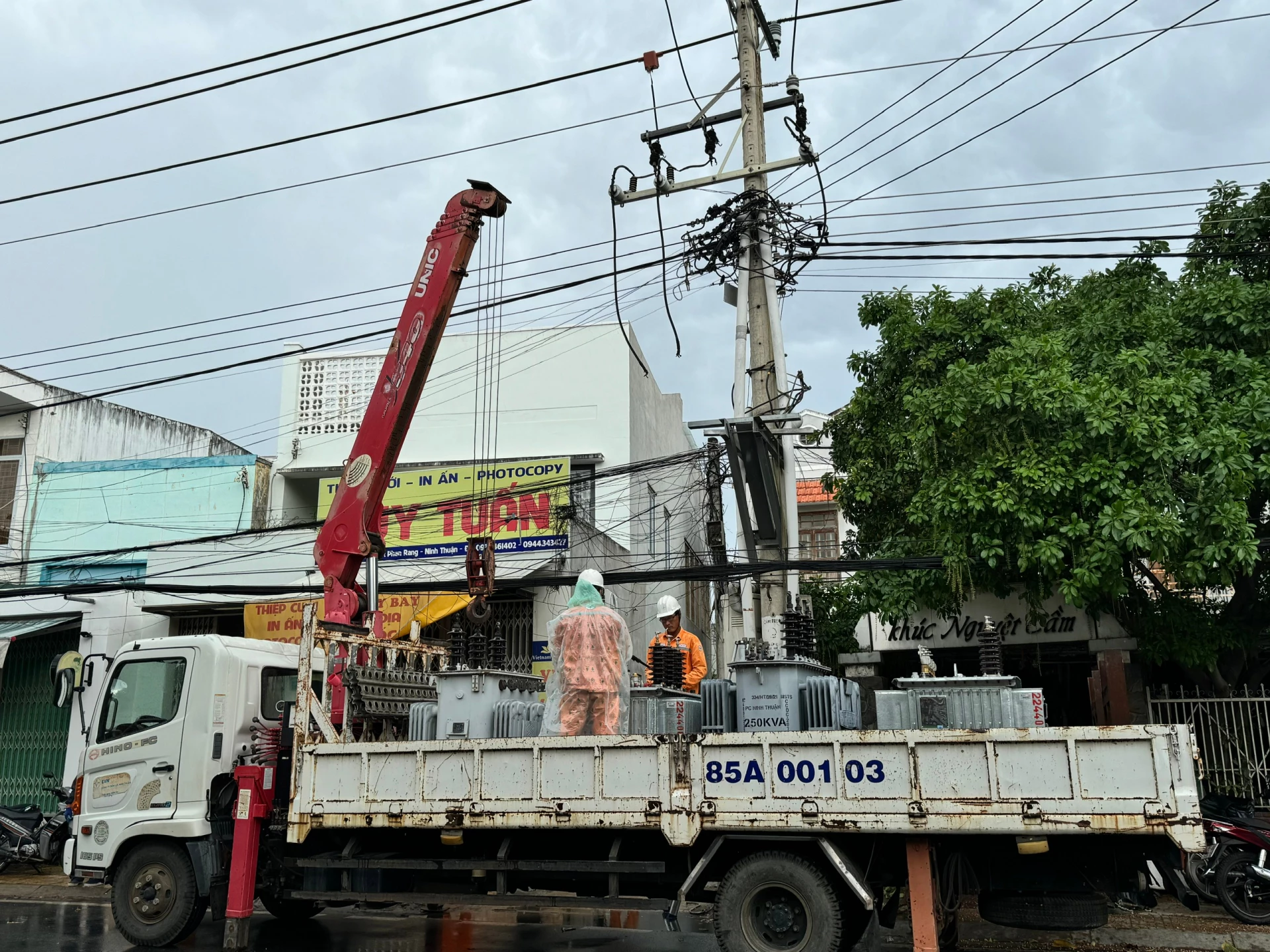 Foto: Angajații își consolidează activitatea de întreținere a rețelei pentru a răspunde și a preveni dezastrele naturale.