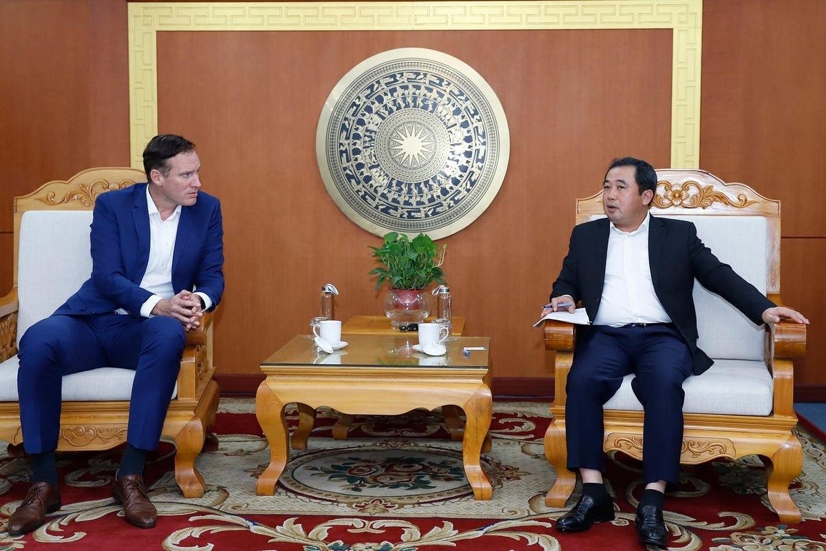 השר טראן דוק טאנג קרא למפעלים של השקעות זרות ישירות כמו דה האוס, הונג נון והיינקן לחזק את הקשרים, פיתוח ירוק ולחלוק את היתרונות עם וייטנאם. צילום: קואנג טרונג. Bộ trưởng Trần Đức Thắng kêu gọi các doanh nghiệp FDI như De Heus, Hùng Nhơn, Heineken tăng cường liên kết, phát triển xanh và chia sẻ lợi ích cùng Việt Nam. Ảnh: Khương Trung.