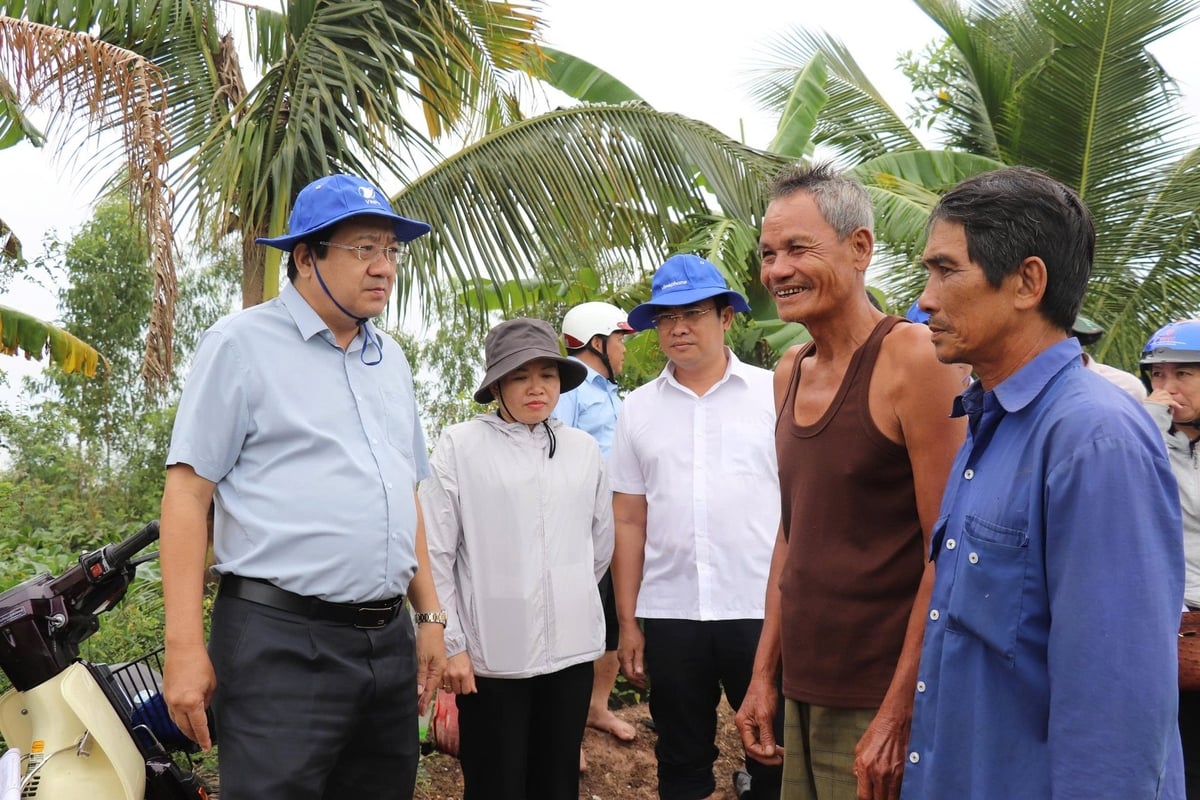 Nestlederen i Tay Ninh-provinsens folkekomité, Nguyen Minh Lam, og arbeidsdelegasjonen besøkte og oppmuntret folk i flomrammede områder. Foto: Bidragsyter. Phó Chủ tịch UBND tỉnh Tây Ninh Nguyễn Minh Lâm cùng đoàn công tác thăm hỏi động viên người dân vùng lũ. Ảnh: CTV.