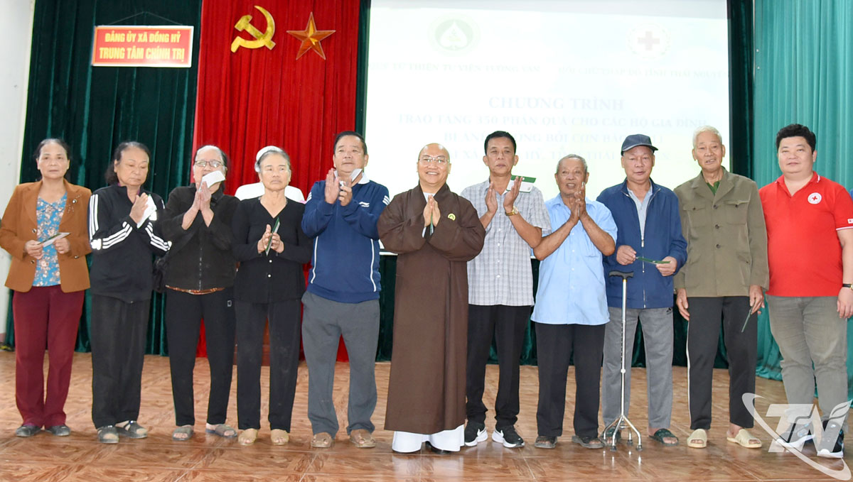 Trao 650 suất quà hỗ trợ người dân bị thiệt hại do mưa bão