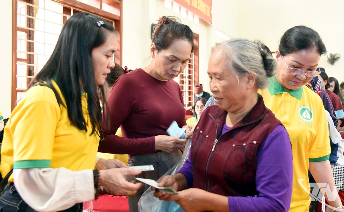 Acordarea de sprijin persoanelor afectate de inundații în cartierul Gia Sang