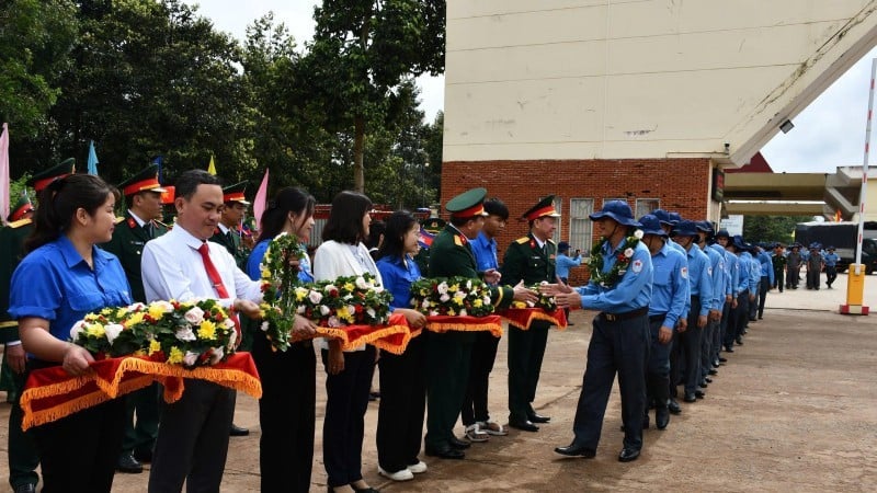 Ledare för militärregion 7-kommandot, Tay Ninh-provinsens militära kommando, avdelningar, avdelningar och orter överlämnade blommor till officerare och soldater i tjänst.