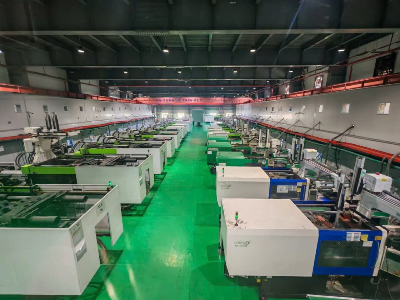 នៅខាងក្នុងរោងចក្រ Ge-shen វៀតណាម។ Bên trong một nhà máy của Ge-shen Việt Nam.