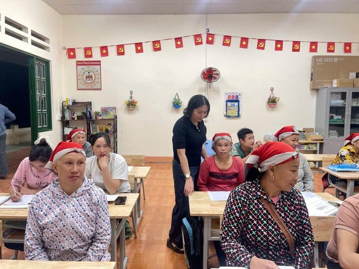 Xóa mù chữ để lan tỏa hành trình chuyển đổi số đến từng người dân- Ảnh 1.